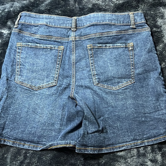 Women’s Maurice’s shorts - Picture 2 of 4